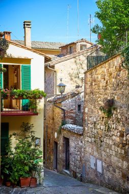 Cadde görünümü Montepulciano, İtalya
