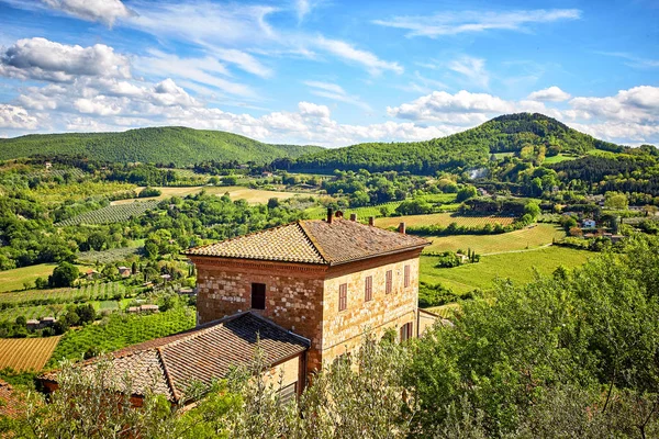 Vista sulla campagna toscana e la città di Montepulciano , — Foto Stock