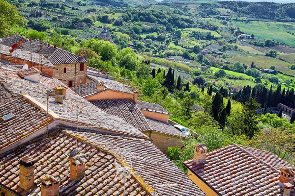 Widok na toskańskiej wsi i miasta Montepulciano, — Zdjęcie stockowe