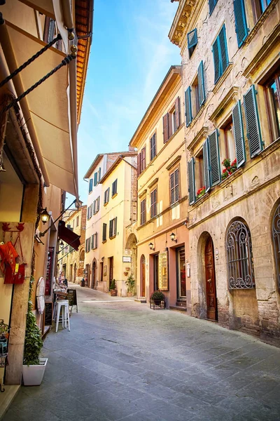 Vue sur la rue de Montepulciano, Italie — Photo