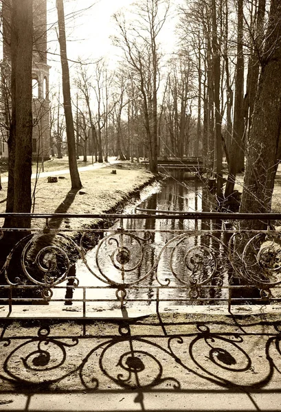 Oude brug in het park — Stockfoto