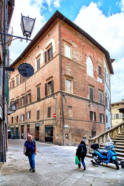 Вид на улицу Сиены, Италия — стоковое фото