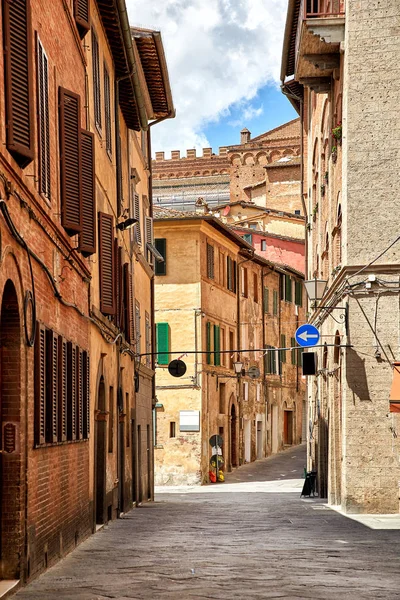 Vue sur la rue de Sienne, Italie — Photo