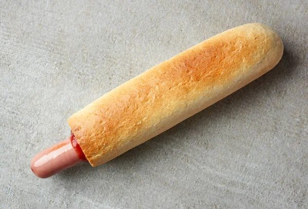 Hotdog с кетчупом — стоковое фото