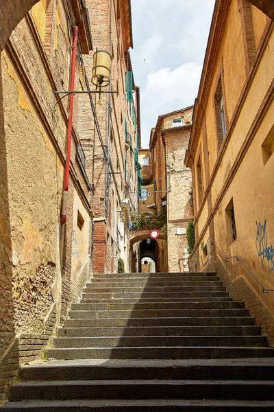 Mooie smalle straat van Siena — Stockfoto