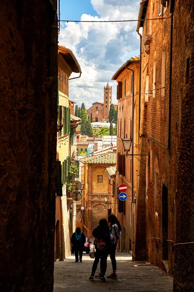 Ulice pohled na historické město Sienna — Stock fotografie