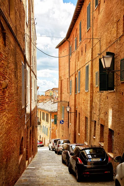 Vista de la calle de la ciudad histórica de Siena —  Fotos de Stock