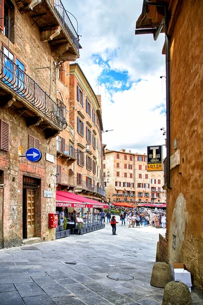 Vista da praça principal "Piazza del Campo" no centro da cidade de Siena — Fotografia de Stock