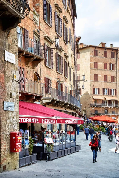 Vue de la place principale "Piazza del Campo" dans le centre ville de Sienne — Photo