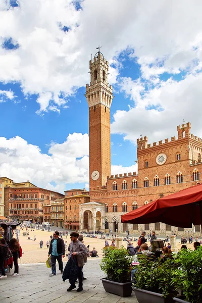 Vue de la place principale "Piazza del Campo" dans le centre ville de Sienne — Photo