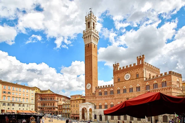 Vue de la place principale "Piazza del Campo" dans le centre ville de Sienne — Photo