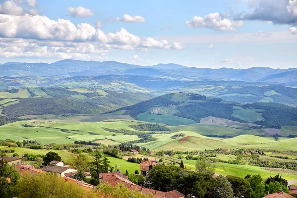 Vue panoramique sur la ville historique Volterra, Italie — Photo