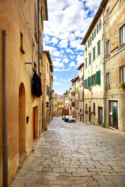 Красивая узкая улица Вольтерры
