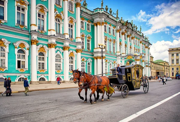 Зимний дворец и Дворцовая площадь — стоковое фото