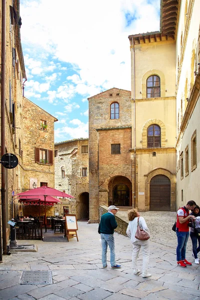 Straatmening van stad Volterra, Italië — Stockfoto