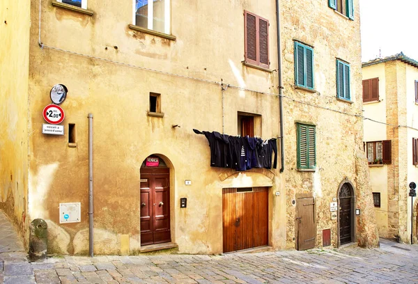Výhledem do ulice města Volterra, Itálie — Stock fotografie