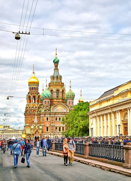 Uitzicht van de kerk van de Verlosser op het Bloed Spilled en het Russisch Museum, St.Petersburg, Rusland — Stockfoto