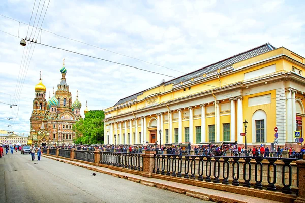 Uitzicht van de kerk van de Verlosser op het Bloed Spilled en het Russisch Museum, St.Petersburg, Rusland — Stockfoto