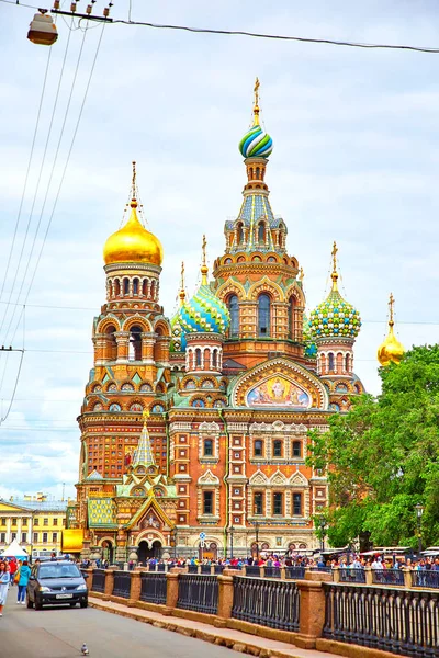 Blick auf die Erlöserkirche auf vergossenem Blut und das Russische Museum, st.petersburg, Russland — Stockfoto