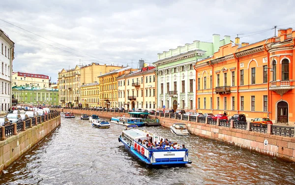 Uitzicht van de kerk van de Verlosser op het Bloed Spilled en het Russisch Museum, St.Petersburg, Rusland — Stockfoto