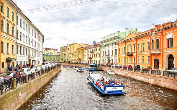 Uitzicht van de kerk van de Verlosser op het Bloed Spilled en het Russisch Museum, St.Petersburg, Rusland — Stockfoto