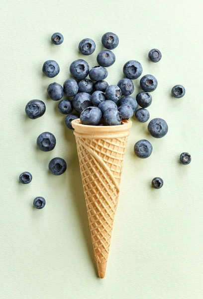 Färska blåbär i glasstrut — Stockfoto