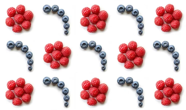 Pattern of fresh raspberries and blueberries — Stock Photo, Image
