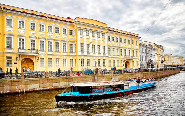 Panoramisch uitzicht op de rivier van de Moyka, St.Petersburg, Rusland — Stockfoto