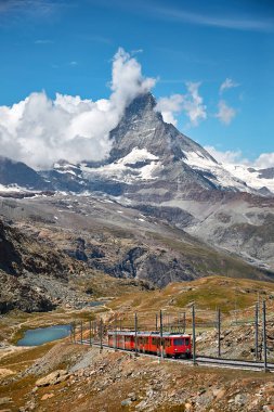 Matterhorn dağ demiryolu, İsviçre Alpleri ile peyzaj