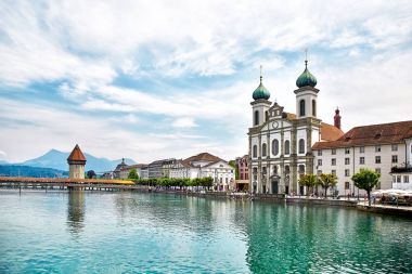 Reuss nehir ve Cizvit Kilisesi Luzern, İsviçre üzerinden Şapel köprüsünde görünümü