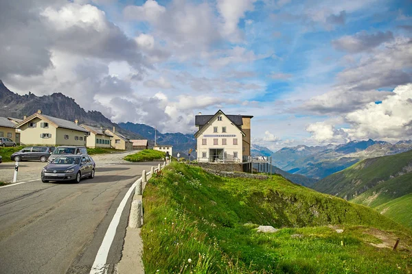 Горная дорога в швейцарских Альпах — стоковое фото