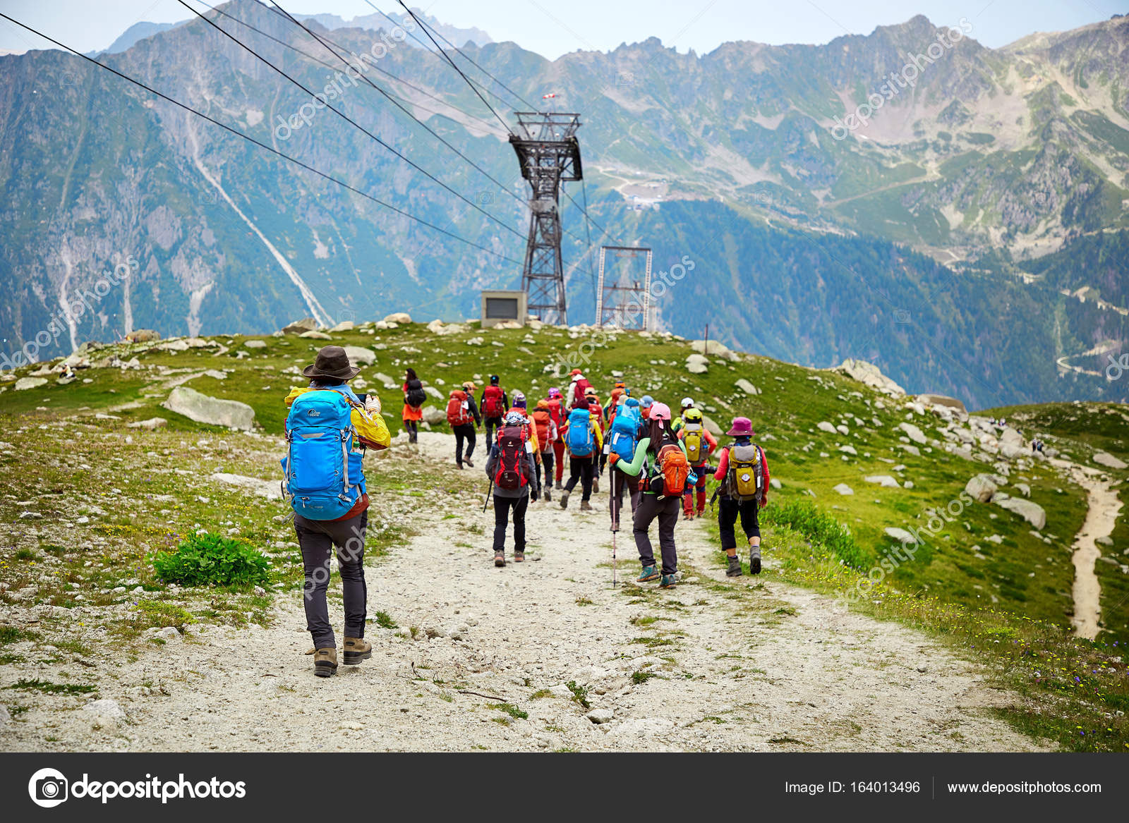 Touristes Sont Dirigent Pour Voir La Gamme De Montagne