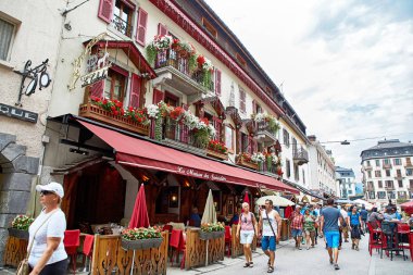 Cadde görünümü şehrin Chamonix, Fransa