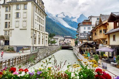 Cadde görünümü şehrin Chamonix, Fransa