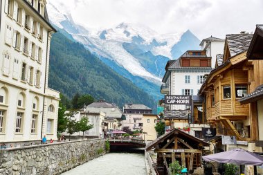 Cadde görünümü şehrin Chamonix, Fransa