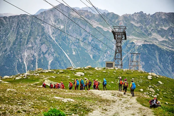 Туристы направляются посмотреть горный массив — стоковое фото