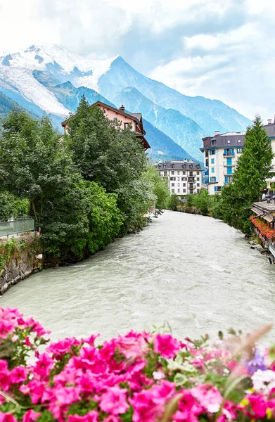 Arve folyó, épületek és Chamonix Mont Blanc vonulata — Stock Fotó