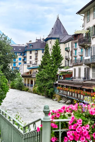 Arve river and buildings of Chamonix — Stock Photo, Image