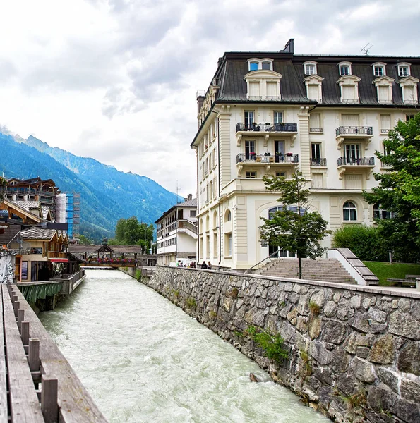 Arve folyó, épületek és Chamonix Mont Blanc vonulata — Stock Fotó
