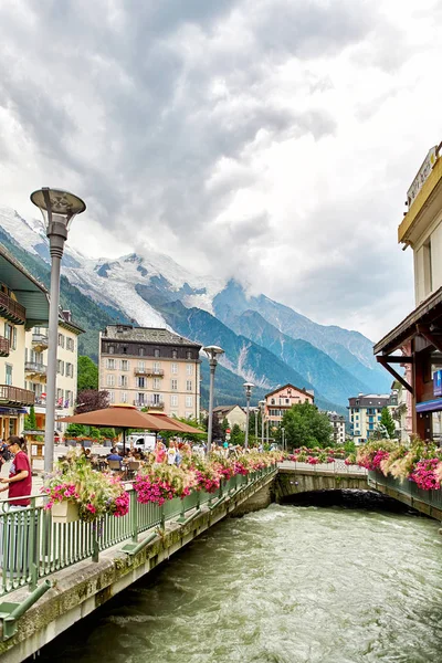 Arve folyó, épületek és Chamonix Mont Blanc vonulata — Stock Fotó