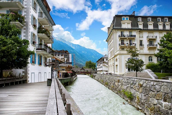 Río Arve, edificios de Chamonix y macizo del Mont Blanc — Foto de Stock