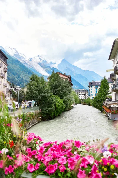 Río Arve, edificios de Chamonix y macizo del Mont Blanc — Foto de Stock