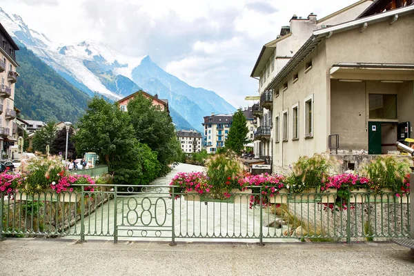 Βλέπουν, κτίρια του Chamonix και του ορεινού όγκου του Mont Blanc — Φωτογραφία Αρχείου