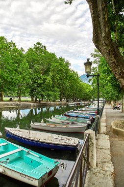 Canal du Vasse ve sevgi köprüsü Annecy, Fransa