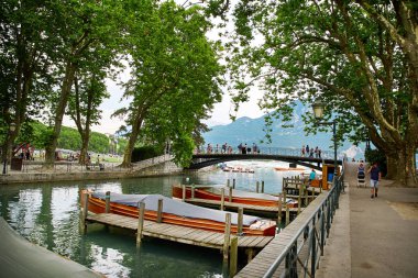 Canal du Vasse ve sevgi köprüsü Annecy, Fransa