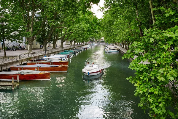 Canal du Vasse en de liefde brug van Annecy, Frankrijk — Stockfoto
