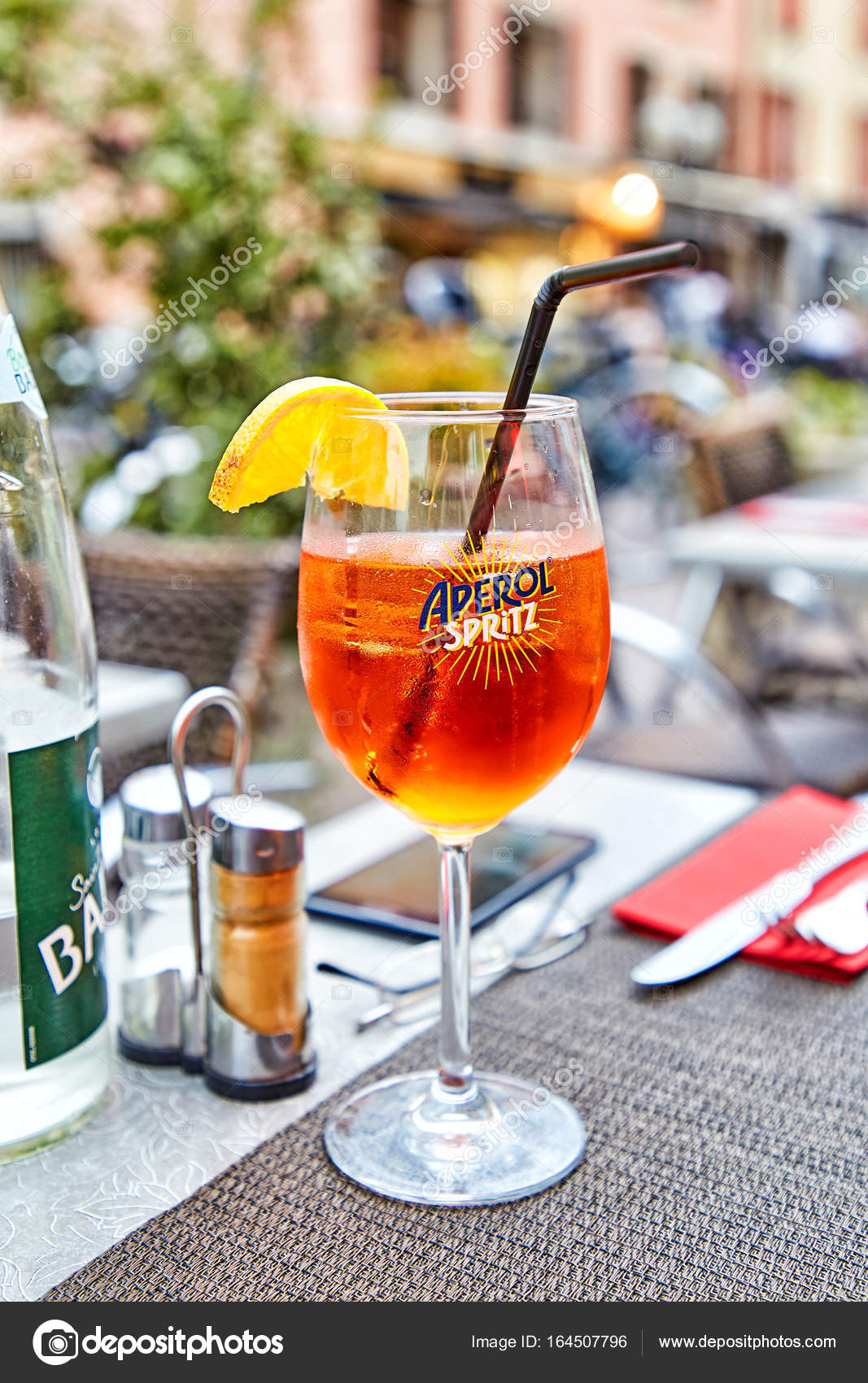 Verre de cocktail de spritz d'aperol — Photo éditoriale © magone #164507796