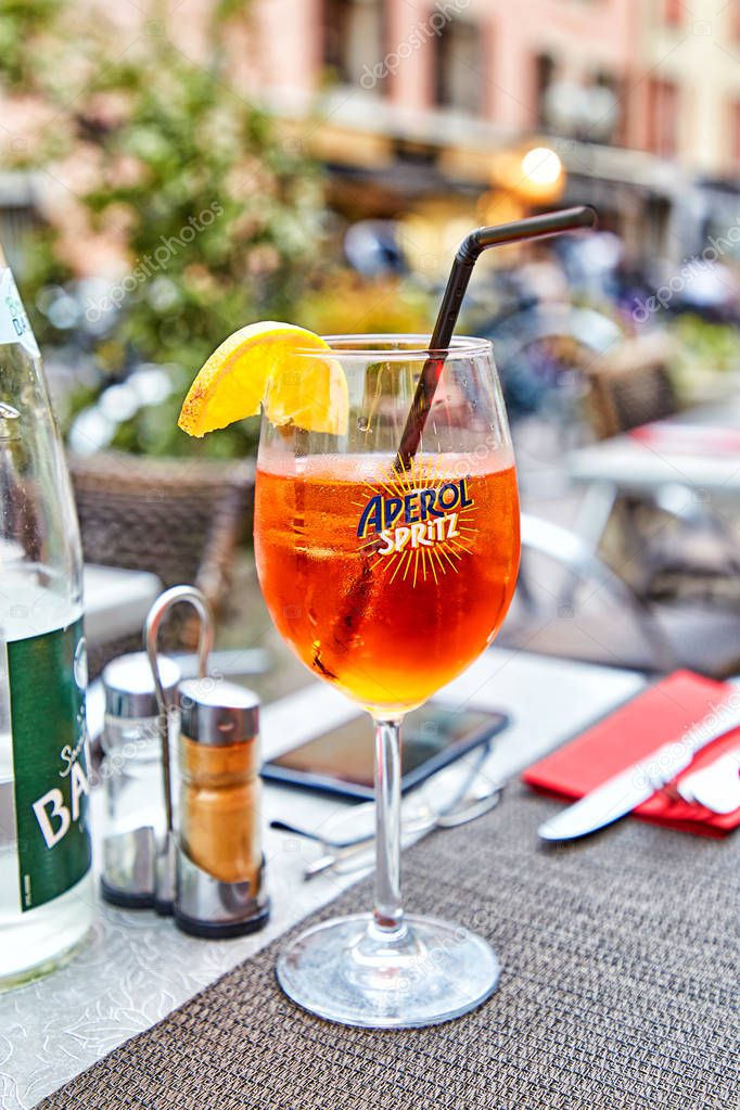 Bicchiere di cocktail di spritz di aperol — Foto Editoriale Stock
