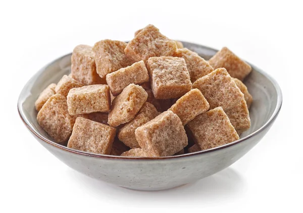 Miskę brązowy cukier w kostkach — Zdjęcie stockowe
