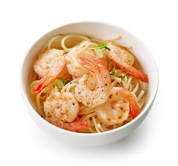 Bol de spaghettis et crevettes frites — Photo